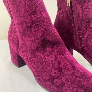 Zigi Soho Booties 9 NYDIA Burgundy velvet chunky heel lazer desgin